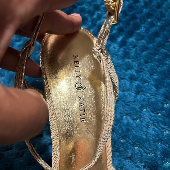 Kelly & Katie gold pump size 8 nice for formal event 3 1/2 inch heel! Nice - Picture 11 of 13